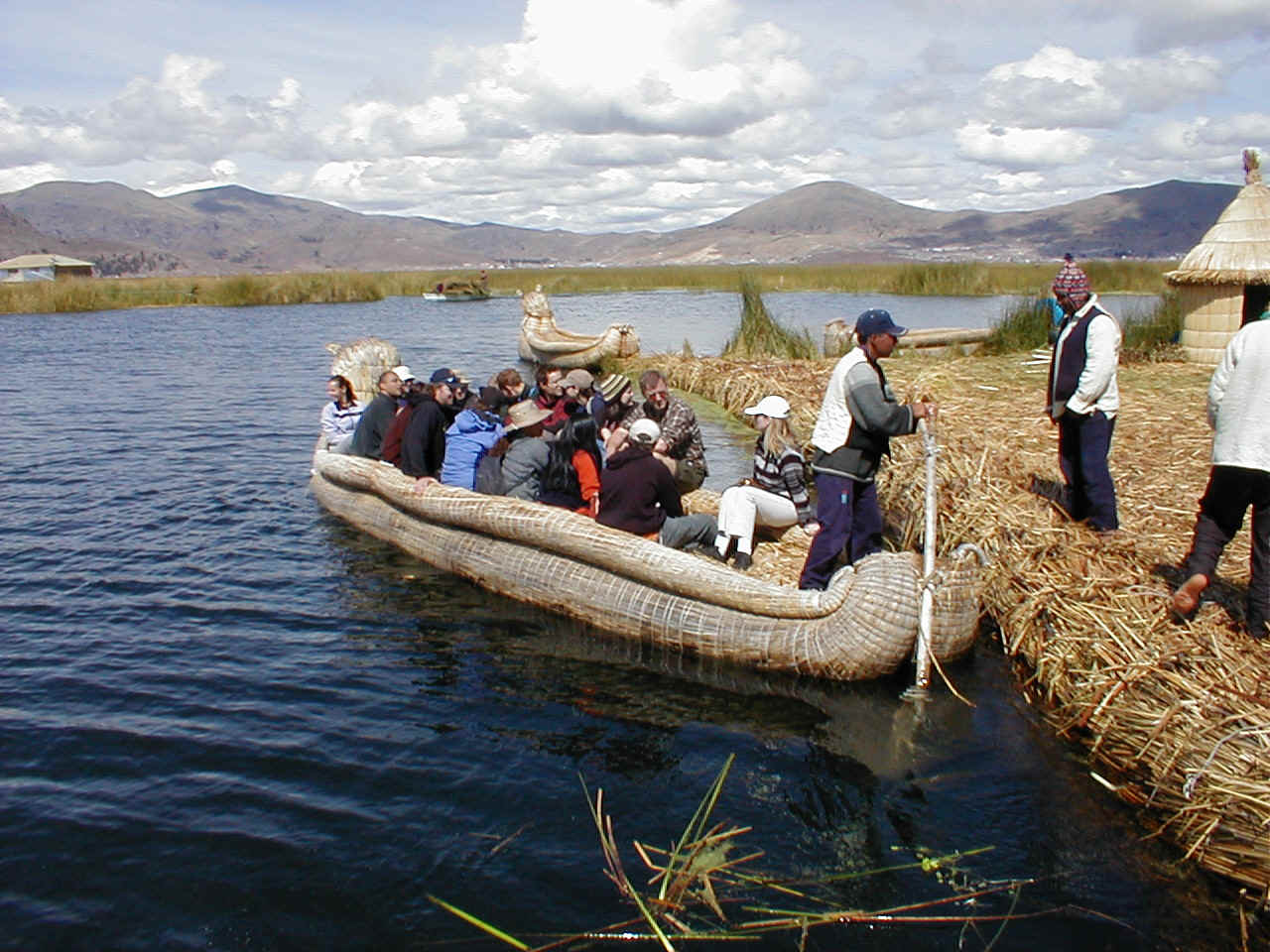 Lake Titicaca floating island and boat ride.JPG (393134 bytes)
